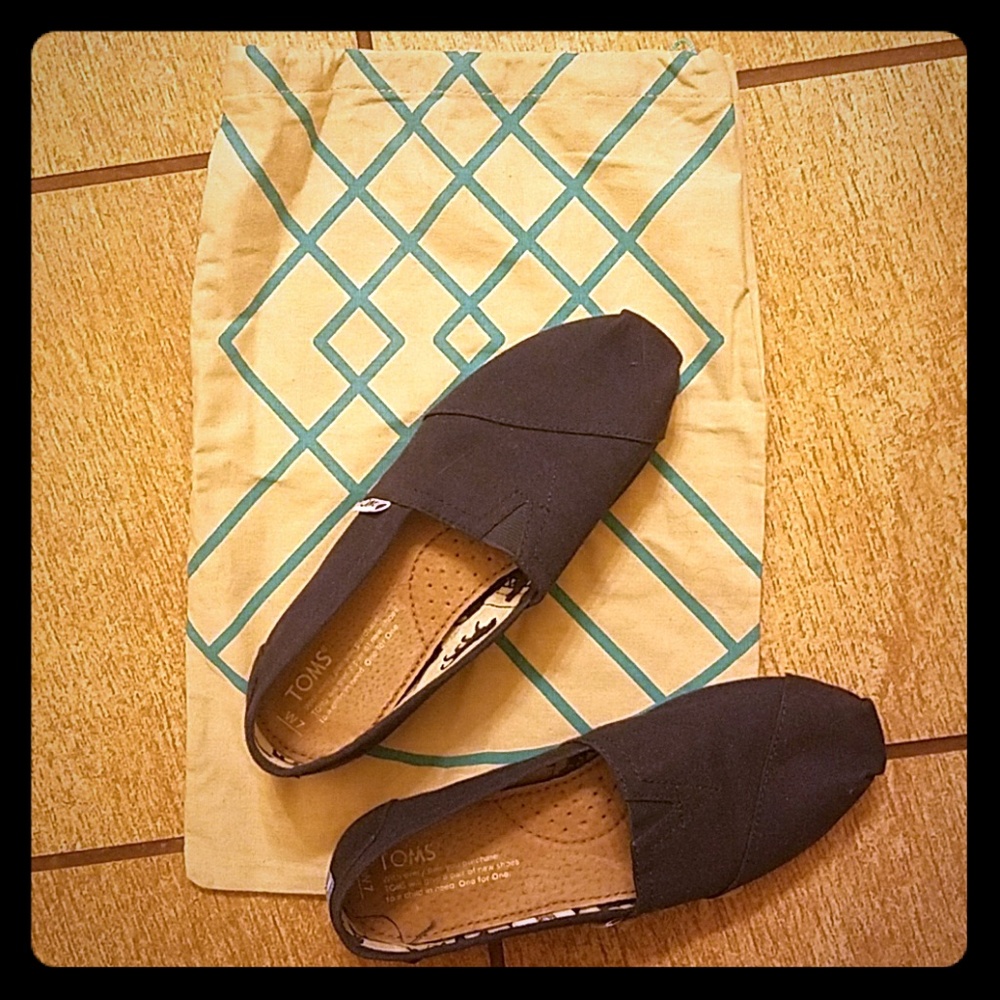 Brand new navy Toms